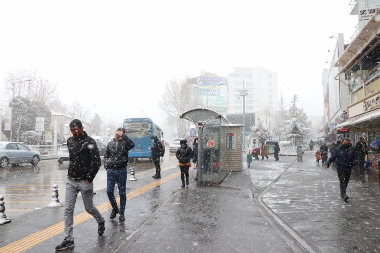 Kayseri ve Niğde'de kar yağışı etkili oluyor