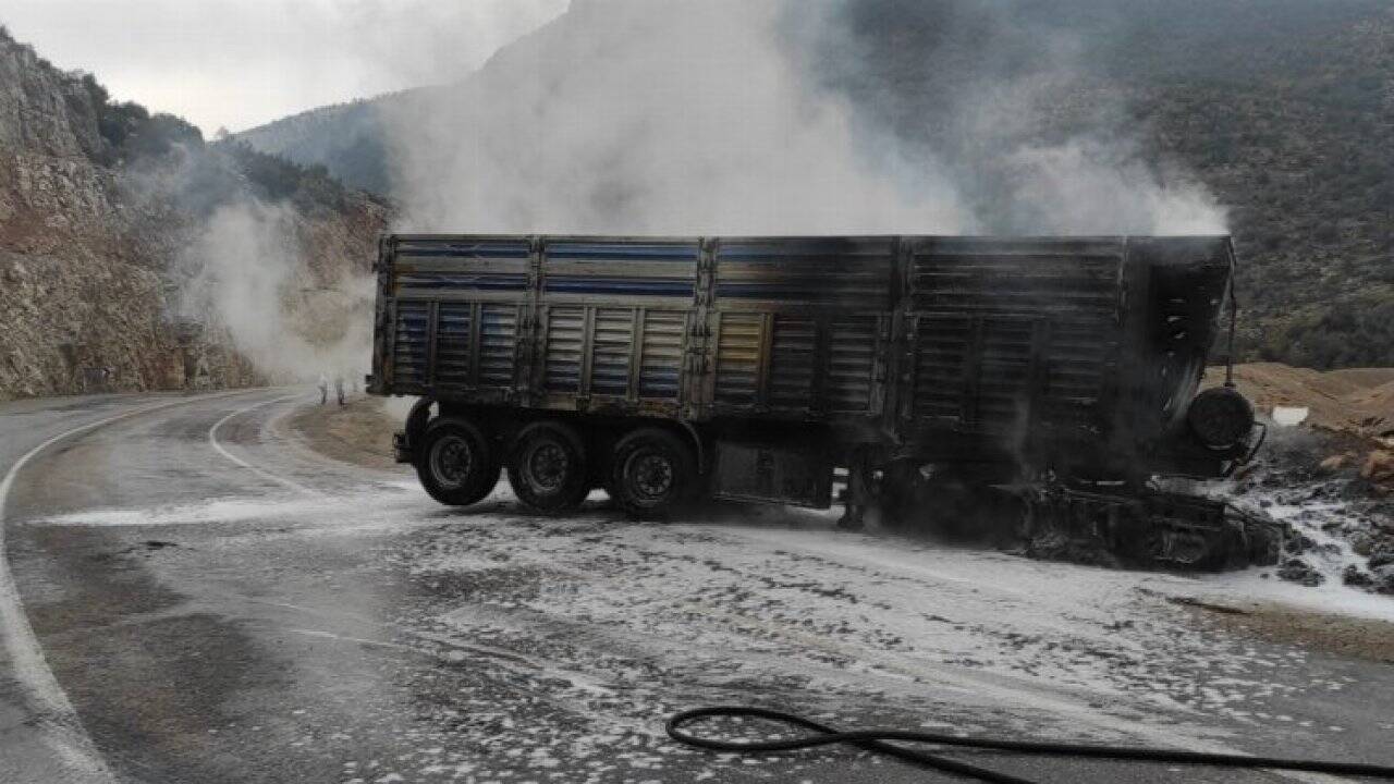 Kilis'te seyir halindeki tır yandı