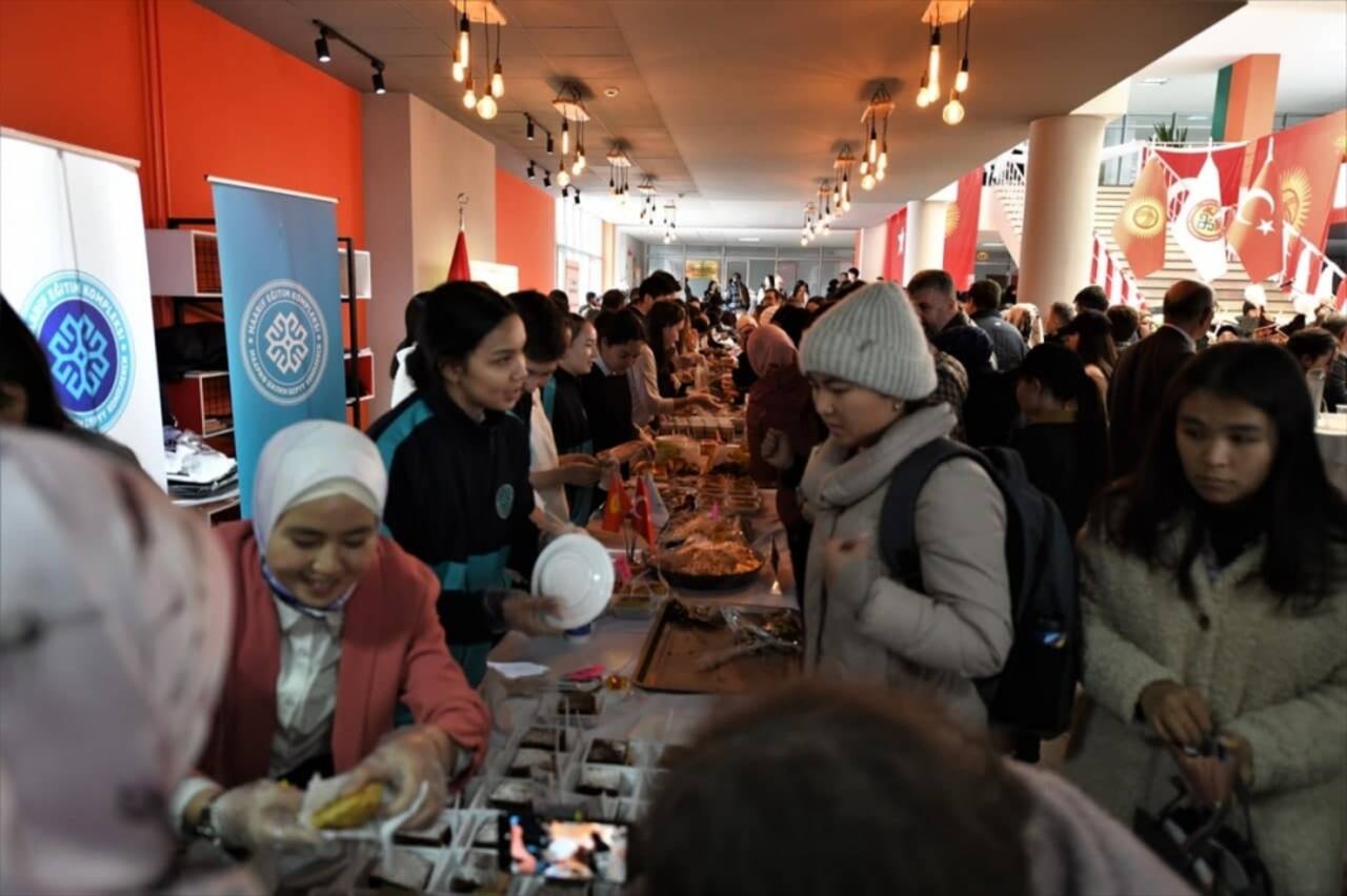 Kırgızistan-Türkiye Manas Üniversitesi'ndeki kermeste Türk mutfağından yemekler sunuldu