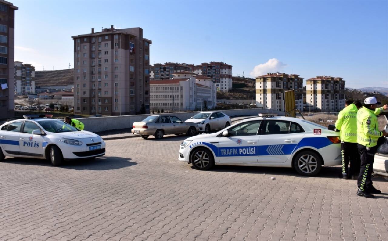 Kırıkkale'de iki otomobilin çarpıştığı kazada 4 kişi yaralandı