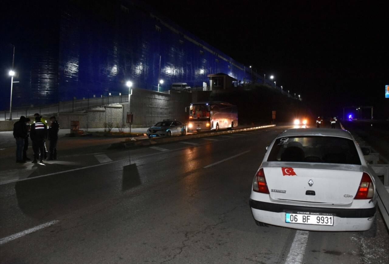 Kırıkkale'de yolcu otobüsü ile otomobilin çarpıştığı kazada 5 çocuk yaralandı