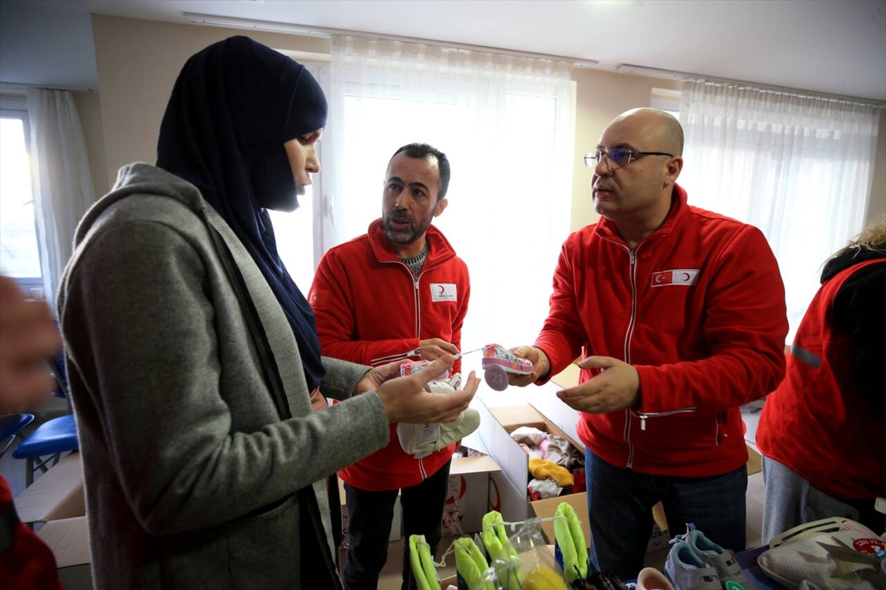 KIRKLARELİ - Türk Kızılay'dan, savaş mağdurlarına giyim yardımı