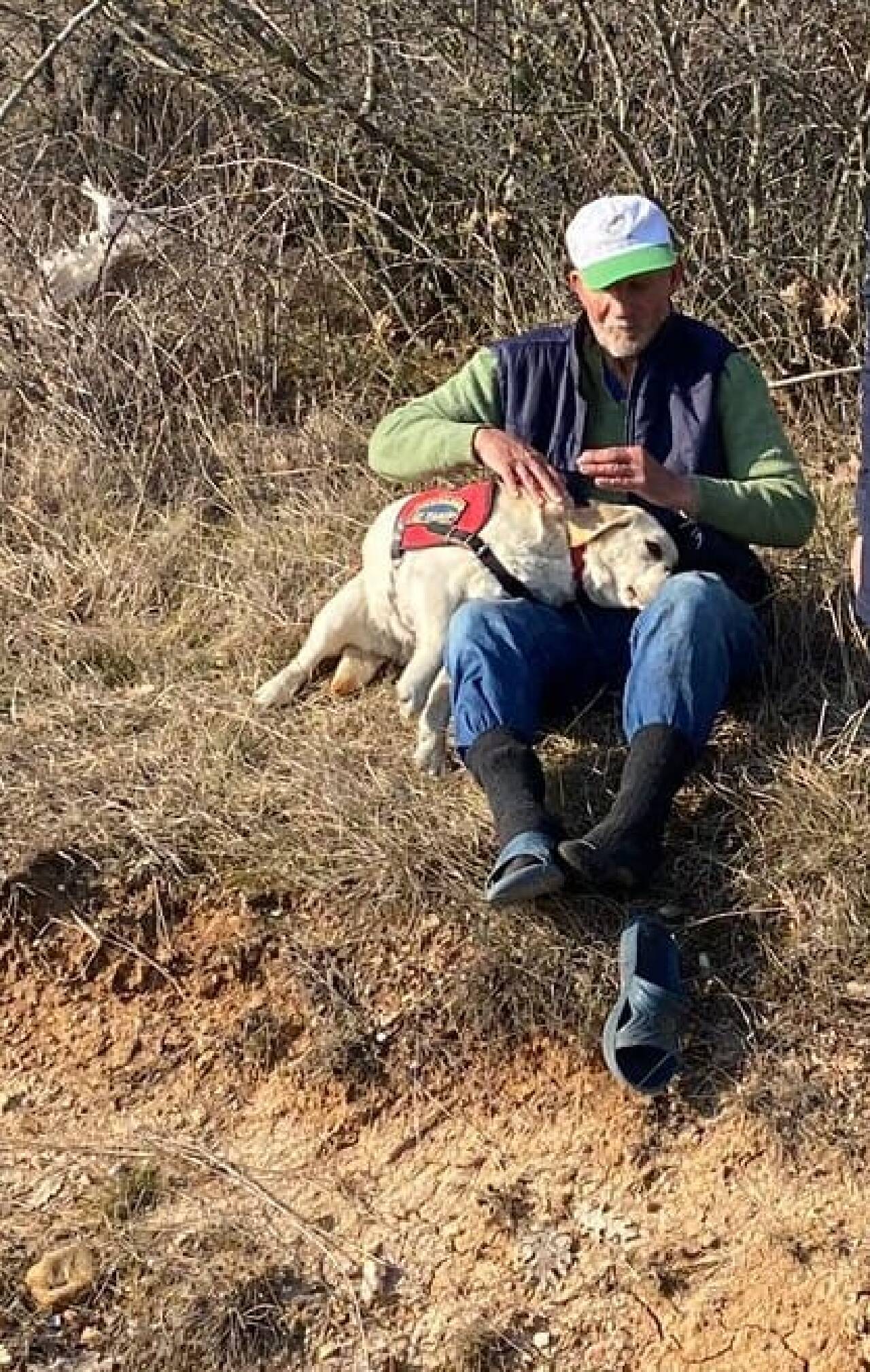 Kırklareli'de kaybolan yaşlı adam kendisini bulan iz takip köpeğine sarıldı