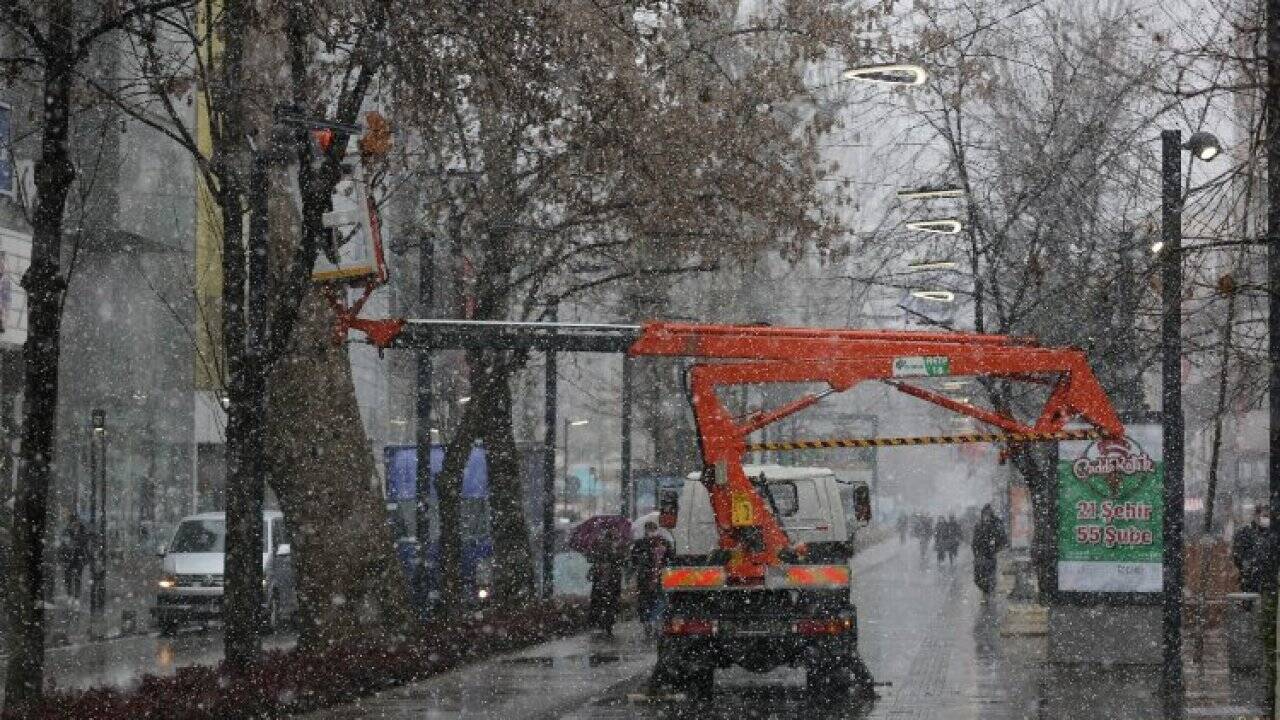 Kocaeli Cumhuriyet Bulvarına kar altında son dokunuşlar