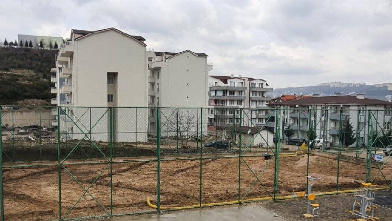 Kocaeli İzmit Belediyesi, sahaları bakımdan geçiriyor