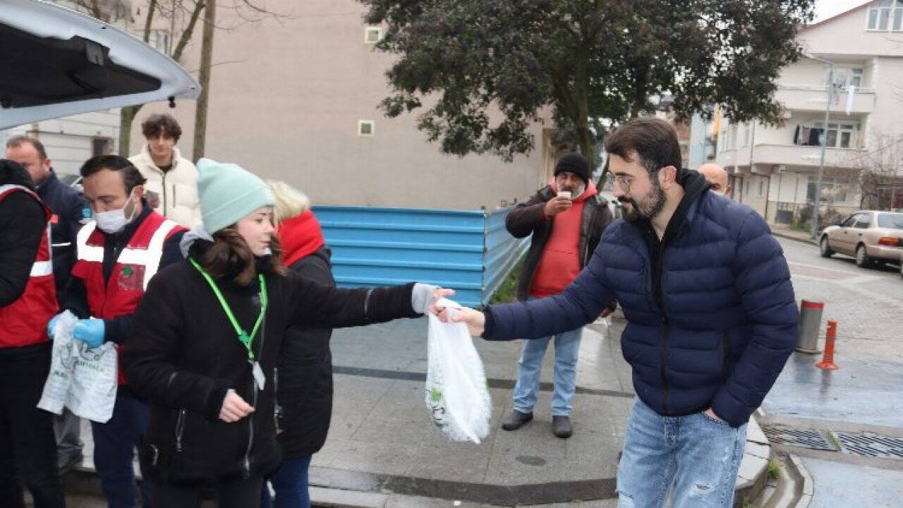 Kocaeli İzmit Belediyesi, ürettiği istiridye mantarını vatandaşlara dağıttı