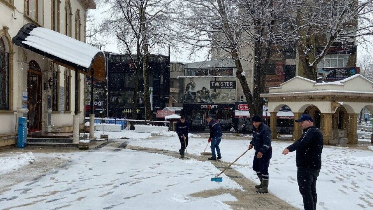 Kocaeli İzmit'te cami önlerinde kar küreme çalışmaları