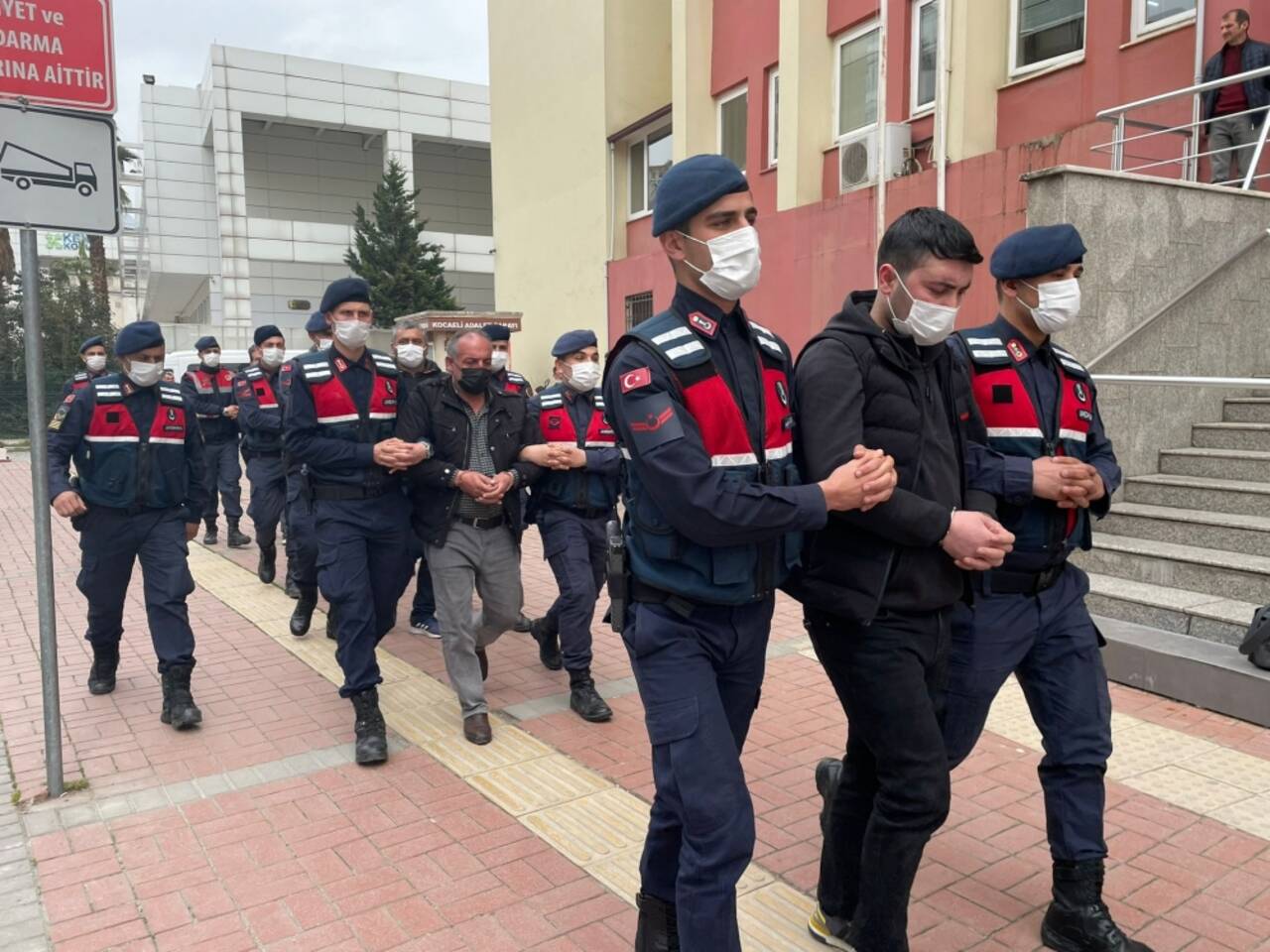 Kocaeli ve İstanbul'da PKK/KCK'ya finansman sağladıkları iddiasıyla 5 şüpheli yakalandı