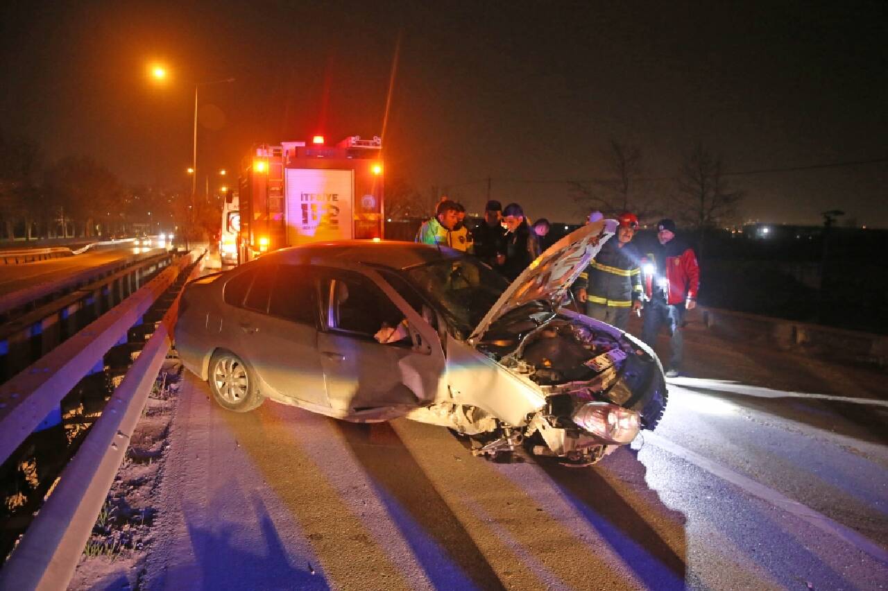 Kocaeli'de bariyere çarpan otomobilin sürücüsü yaralandı