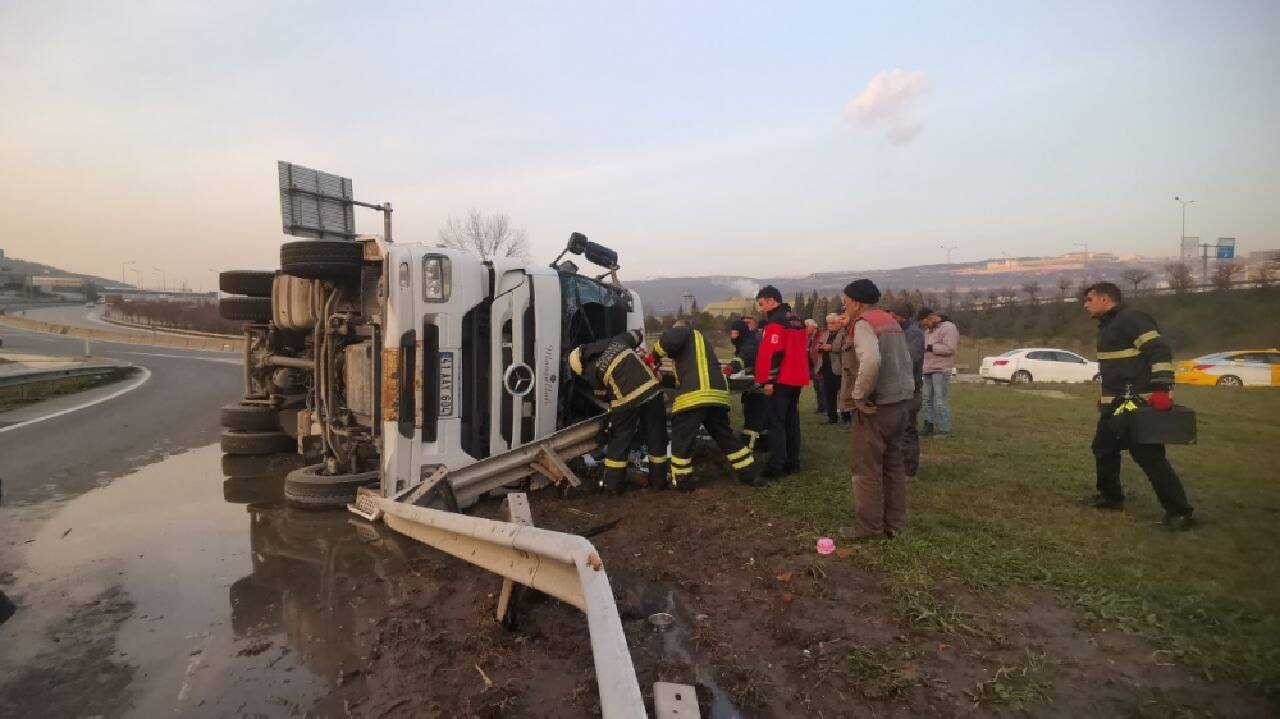 Kocaeli'de devrilen tırda sıkışan sürücü yaralandı