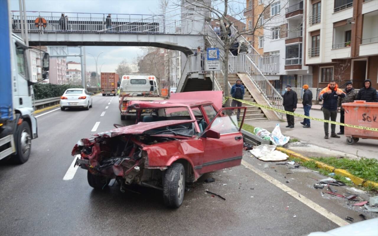 Kocaeli’nde 3 aracın karıştığı kazada 2 kişi yaralandı