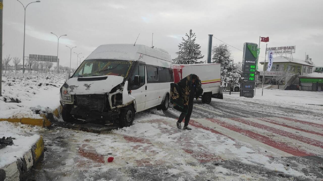 Konya'da işçi servisleri çarpıştı 11 kişi yaralandı