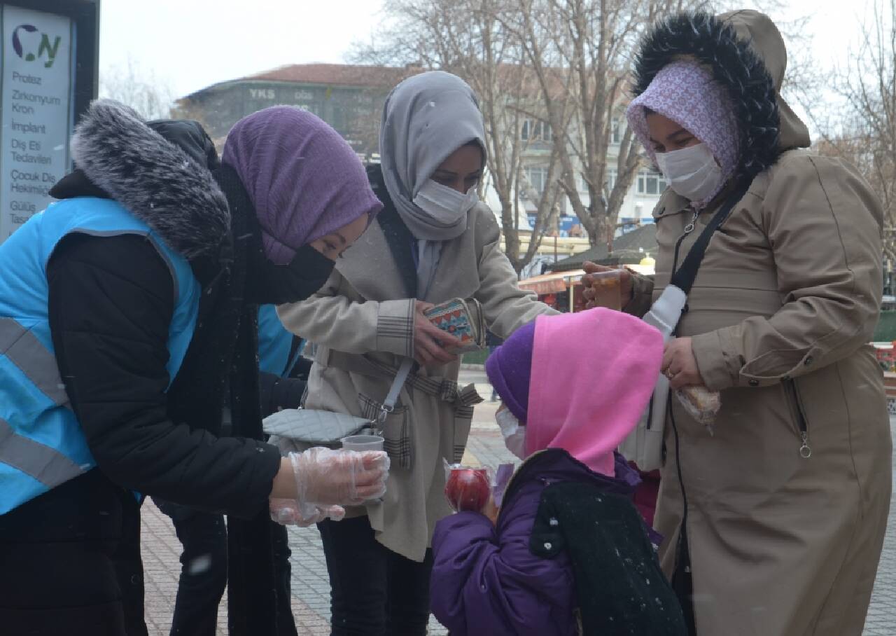 Kütahya’da vatandaşlara "Mehmetçik menüsü" ikram edildi