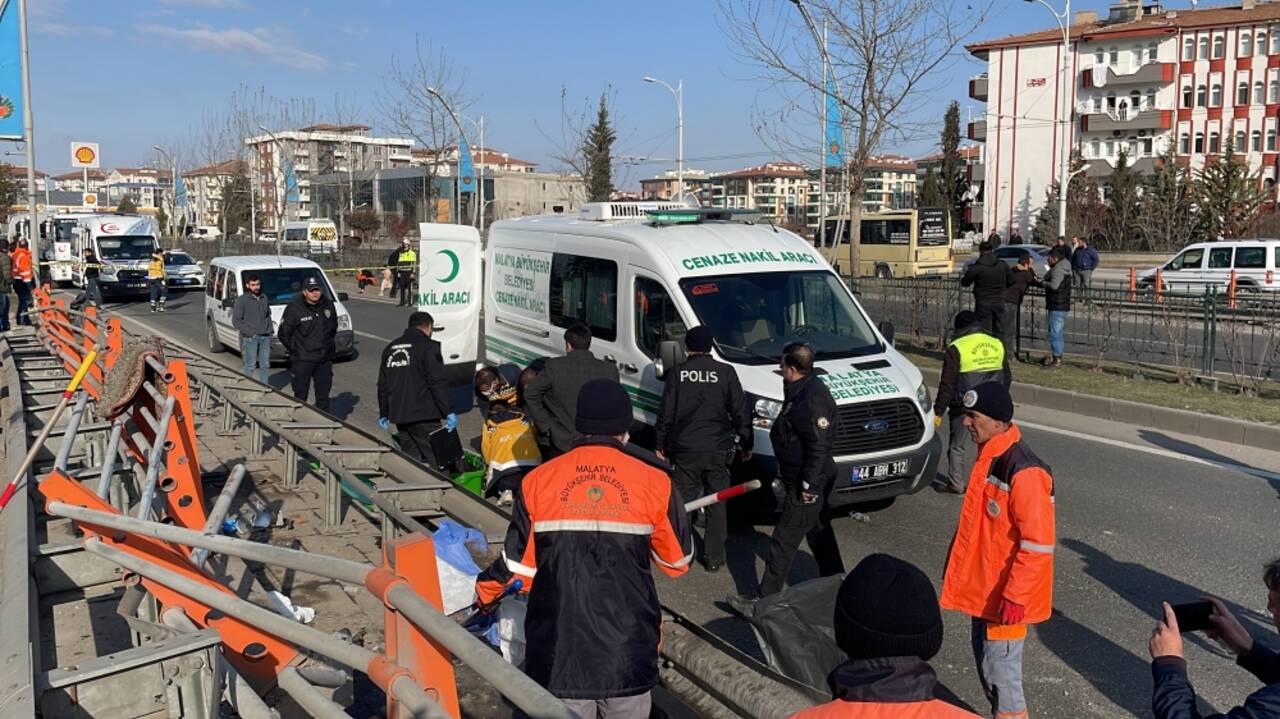 Malatya'da bariyerlere çarpan ehliyetsiz sürücü öldü, iki kişi yaralandı