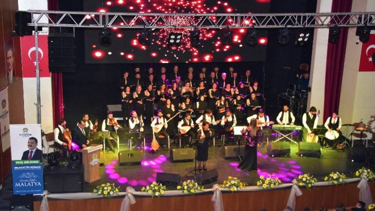 Malatya'da 'Gönül Cemresi' Türk Halk Müziği Konserine yoğun katılım 