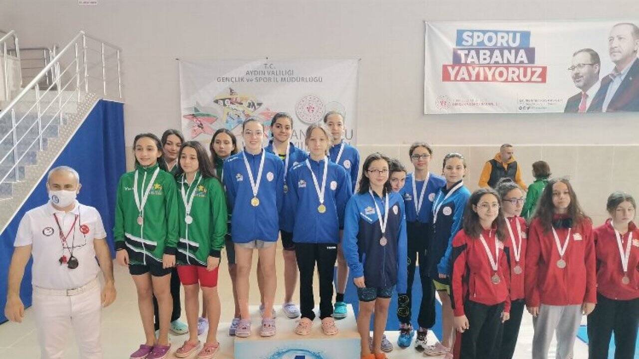 Manisa Belediyespor’un yüzücüleri madalyaya kulaç attı