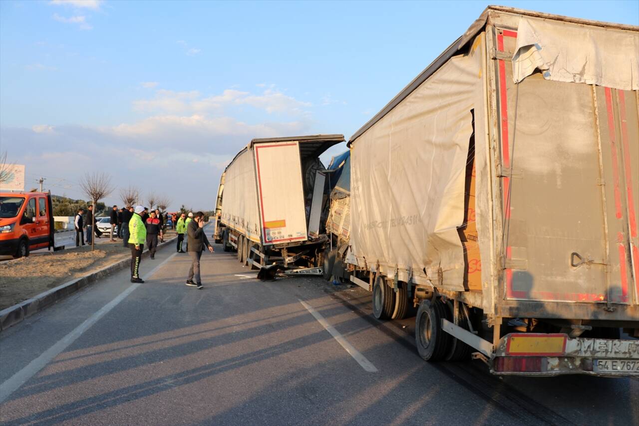 Manisa'da zincirleme trafik kazasında 4 kişi yaralandı