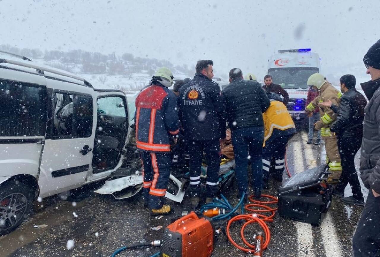 Mardin'de iki hafif ticari araç çarpıştı, 3 kişi öldü, 6 kişi yaralandı