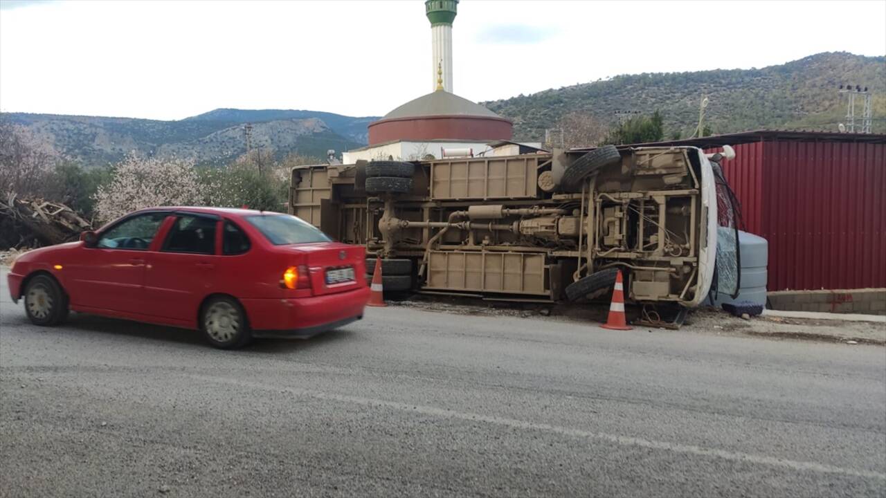 MERSİN - Servis otobüsünün devrilmesi sonucu 10 işçi yaralandı