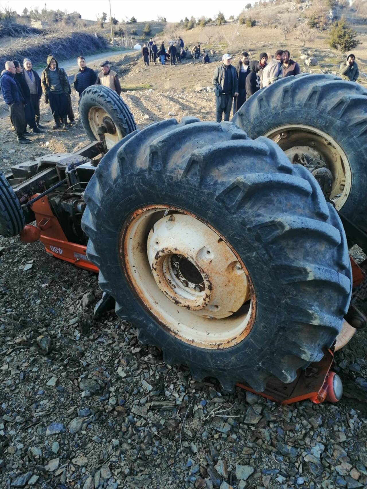 Mersin'de devrilen traktörün altında kalan sürücü hayatını kaybetti, oğlu yaralandı