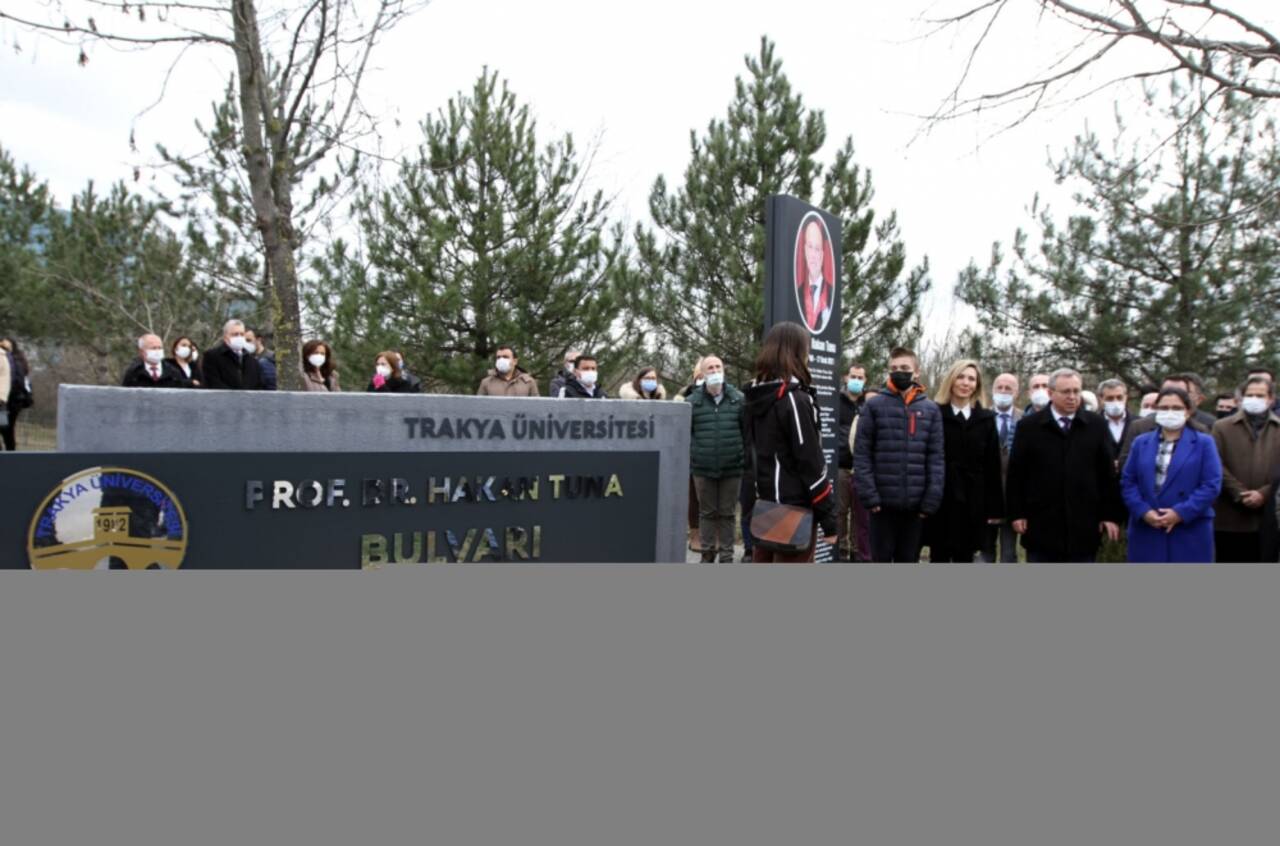 "Muayene ücretleriyle öğrenci okutan profesör"ün adı bulvara verildi