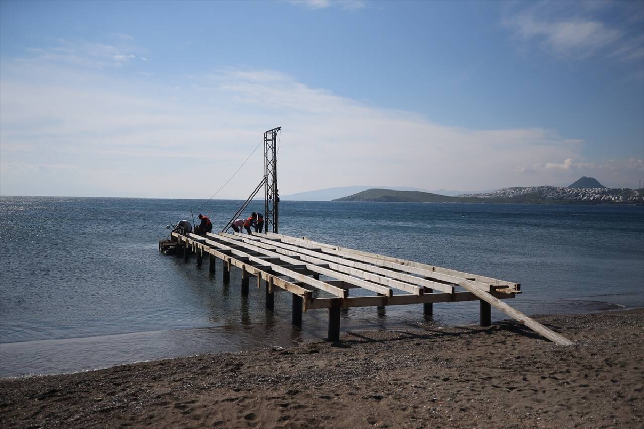 MUĞLA - Bodrum'da kaçak yapı ve iskelelerin yıkımı sürüyor