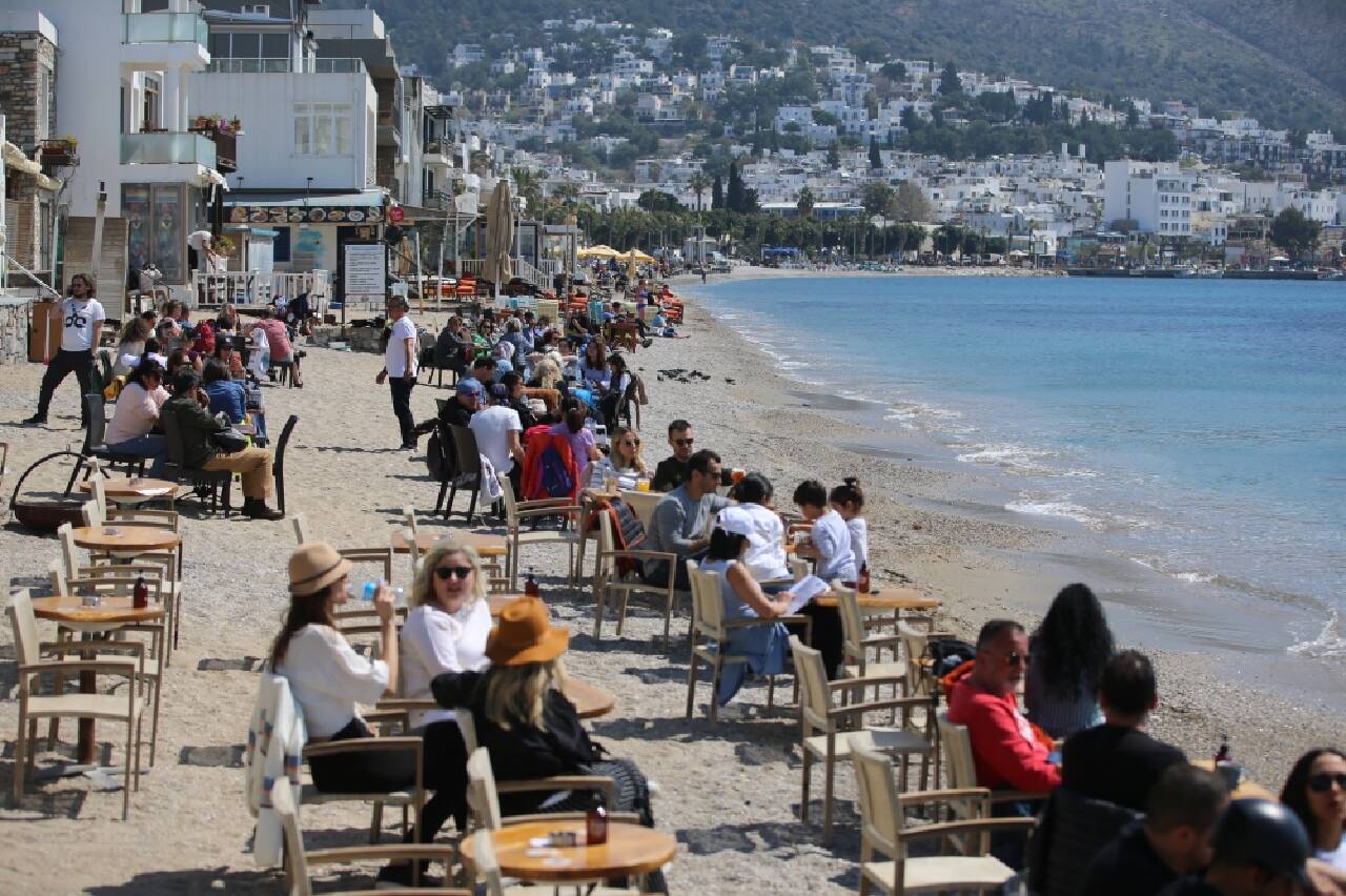 Muğla sahillerinde güneşli havada yoğunluk oluştu