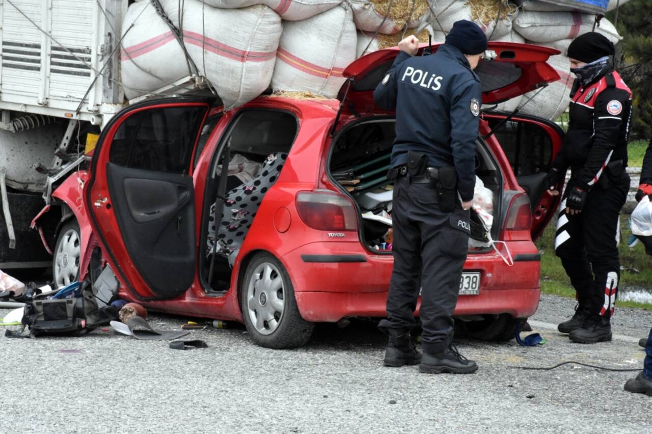 Muğla'da saman yüklü kamyonun altına giren otomobil sürücü ağır yaralandı