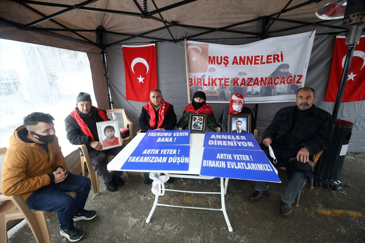 MUŞ - Çocukları PKK'lı teröristlerce kaçırılan aileler HDP önündeki eylemini sürdürdü