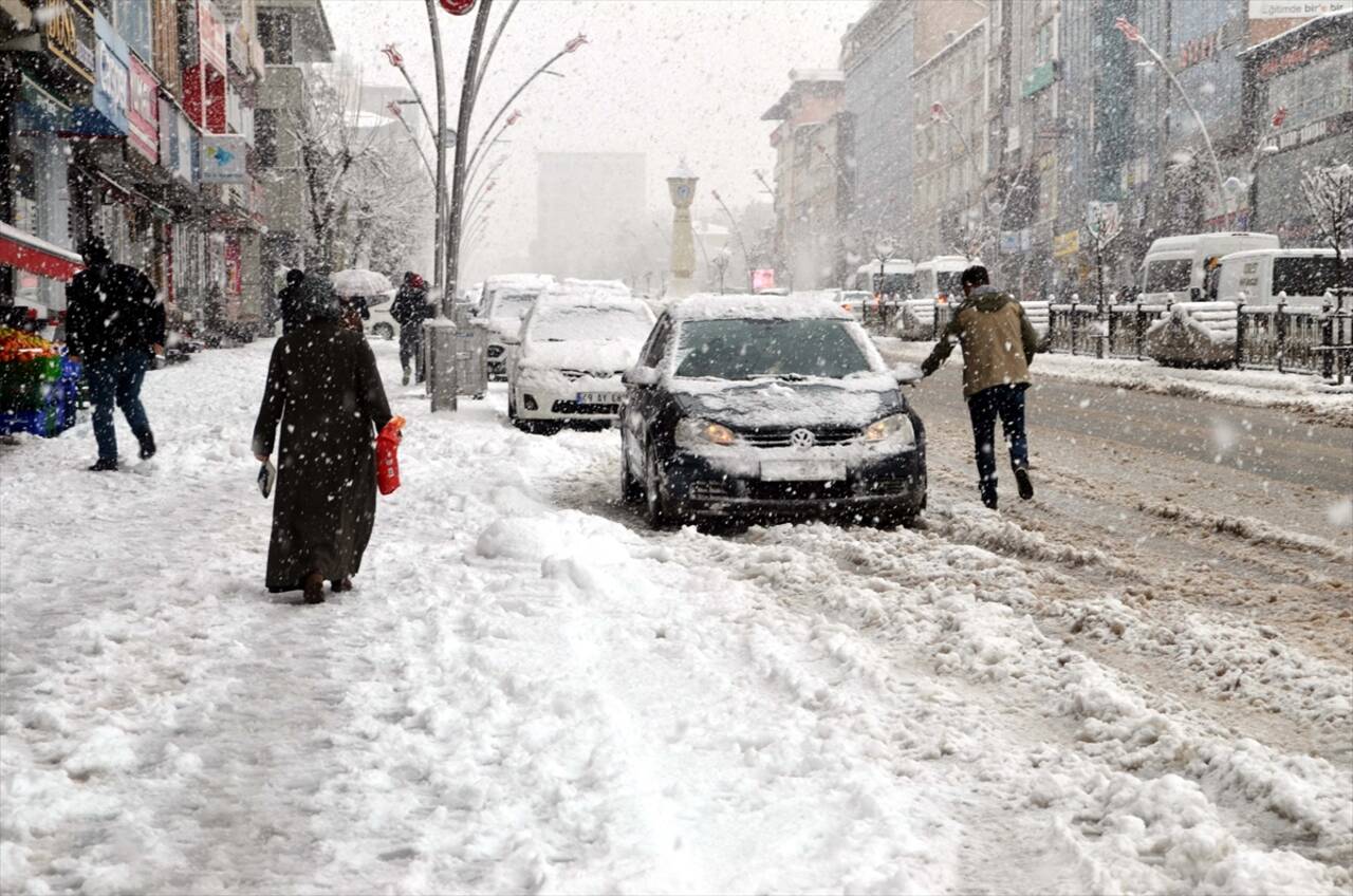 MUŞ - Kar yağışı ulaşımda aksamalara neden oldu