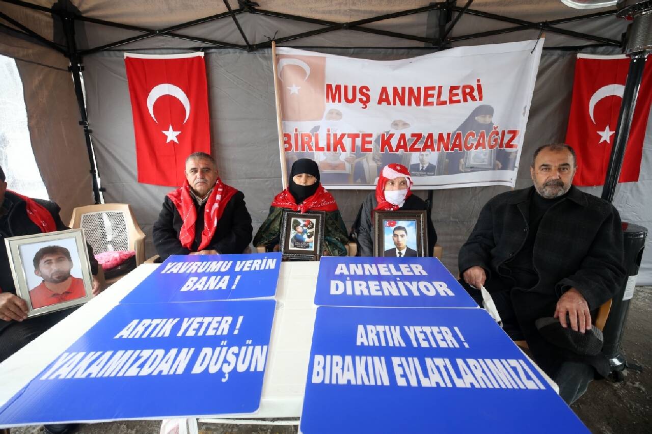 Muş'ta çocukları PKK'lı teröristlerce kaçırılan aileler HDP önündeki eylemini sürdürdü