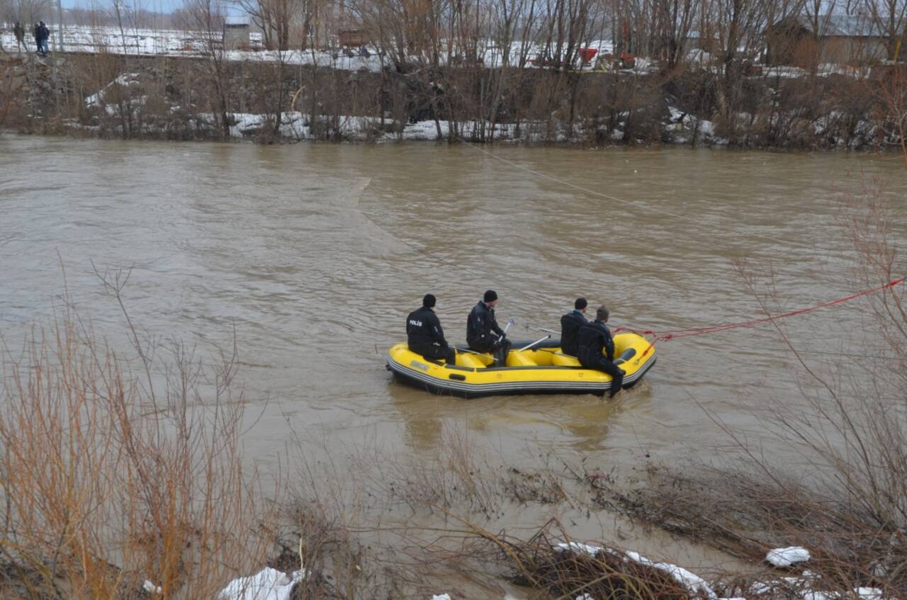 Muş'ta Karasu Nehri'ne düşen lise öğrencisini arama çalışmaları sürüyor