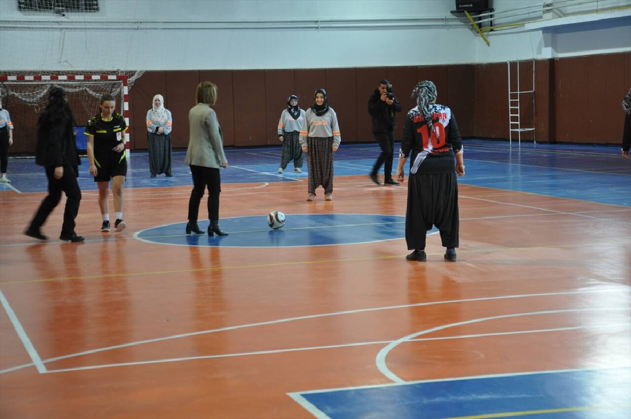 NEVŞEHİR - Ev kadınlarından kurulu futbol takımları, yöresel kıyafetleriyle dostluk maçına çıktı