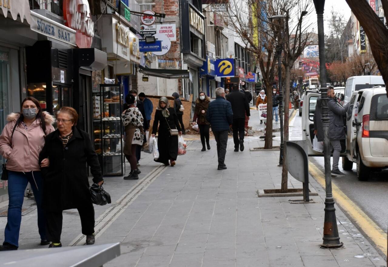 Niğde ve Kırıkkale'de vatandaşlar açık alanda maske takmayı sürdürdü