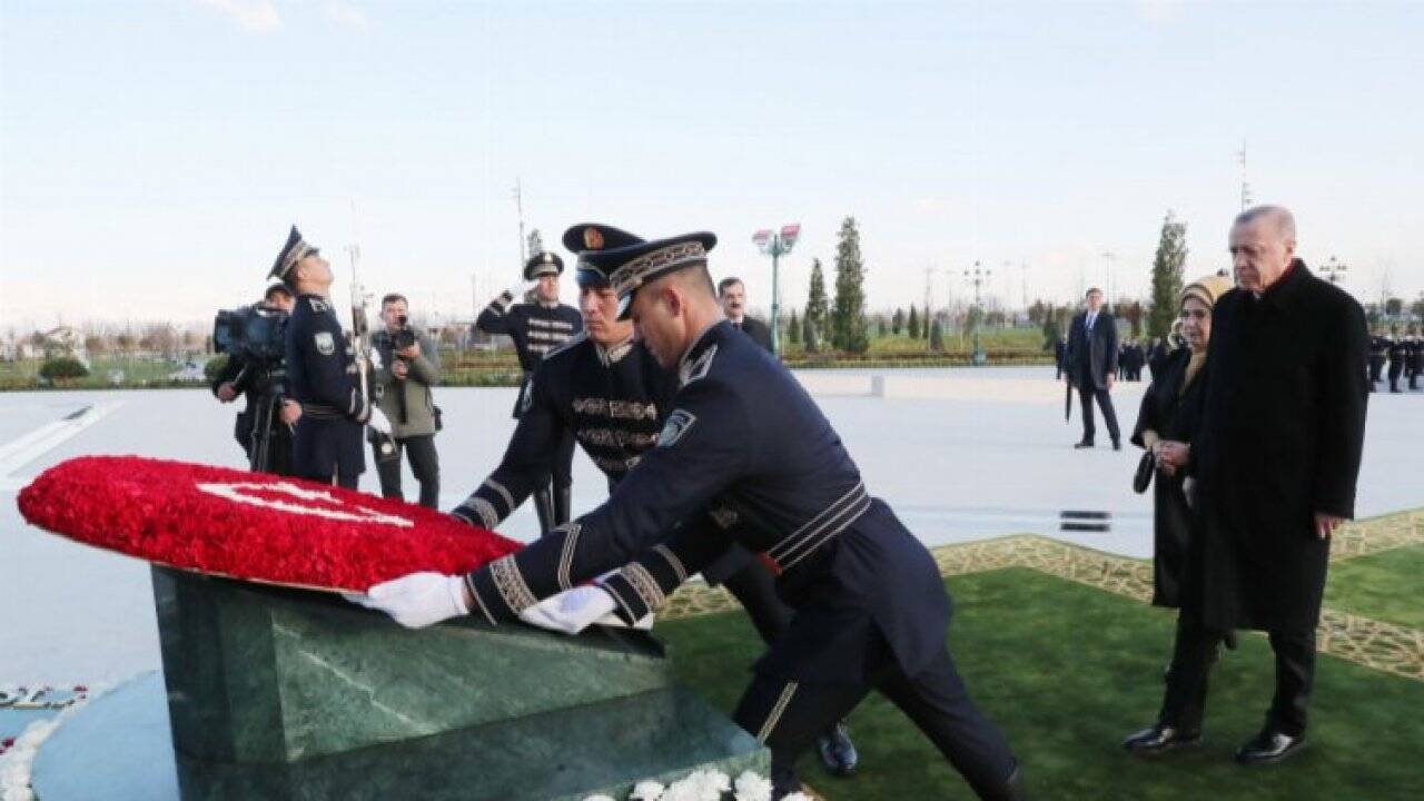 Özbekistan'daki Bağımsızlık Anıtı'na Erdoğan'dan çelenk