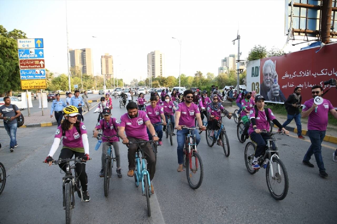 Pakistan'da kadınlar, hakları için pedal çevirdi