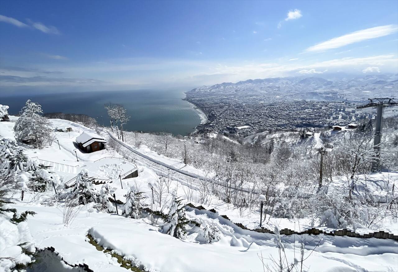 RİZE - Ayder Yaylası'nda kar yağışı etkili oluyor