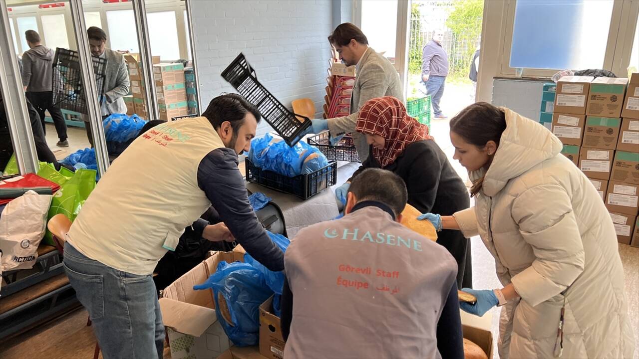 ROTTERDAM - Hollanda'da Müslümanlardan ihtiyaç sahiplerine gıda yardımı