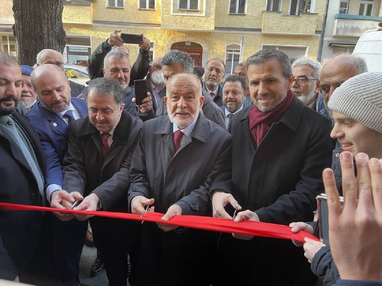 Saadet Partisi Genel Başkanı Karamollaoğlu, partisinin Berlin teşkilatı açılışına katıldı