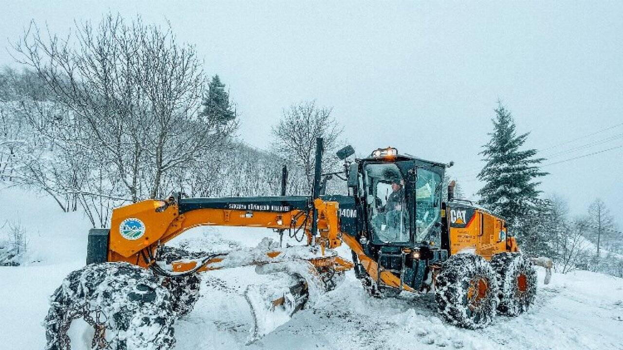 Sakarya Büyükşehir karla mücadelede: Kapalı yollar açılıyor