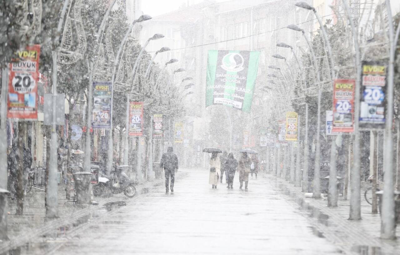 Sakarya ve Kocaeli'de kar yağışı etkili oluyor