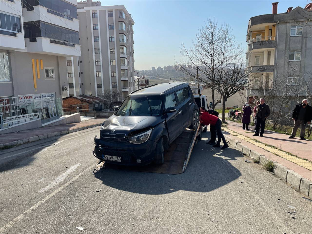 SAMSUN - Öğrenci servisi ile otomobil çarpıştı, 8'i öğrenci 12 kişi yaralandı