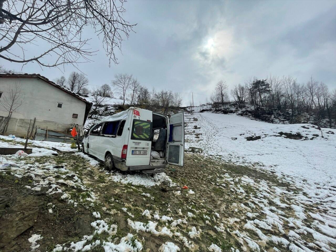 SAMSUN - Öğrenci servisinin devrilmesi sonucu 1 öğrenci öldü, 7 kişi yaralandı (3)