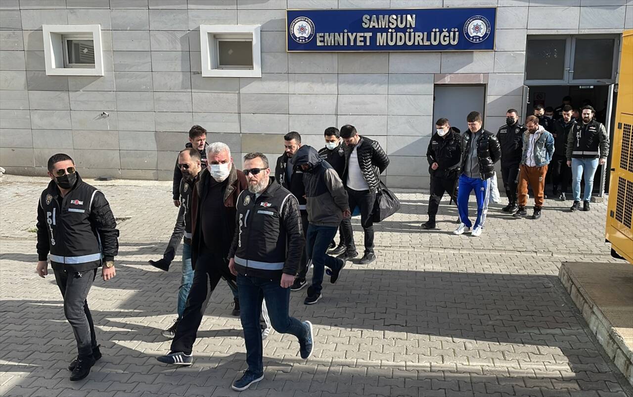 SAMSUN - Öğrenci servisi ile otomobil çarpıştı, 8'i öğrenci 12 kişi yaralandı (2)