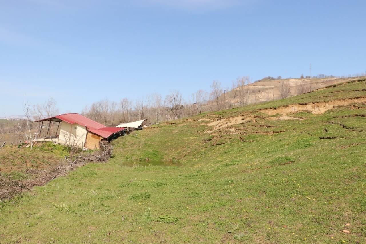 Samsun'da heyelan sonucu bağ evi yıkıldı, yolda çökmeler oluştu