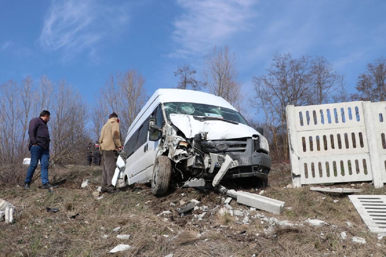 Samsun'da minibüsün beton çite çarpması sonucu 3 kişi yaralandı