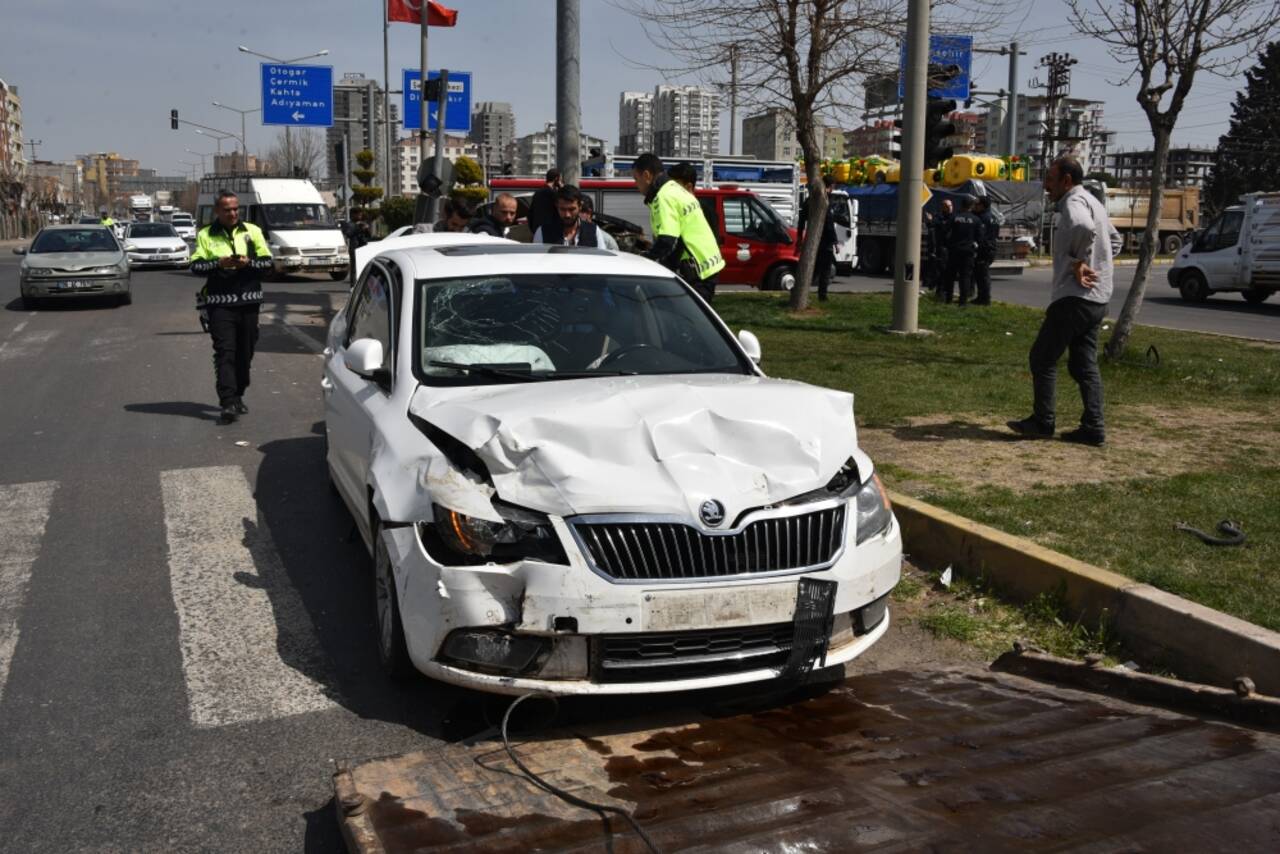 Şanlıurfa'da iki otomobilin çarpıştığı kazada 6 kişi yaralandı