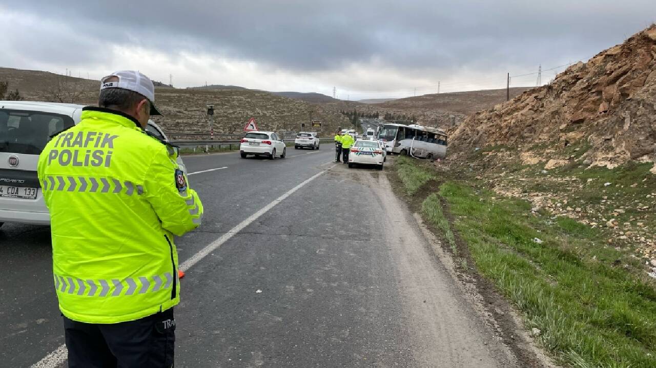 Şanlıurfa'da işçi servisinin devrilmesi sonucu 15 kişi yaralandı