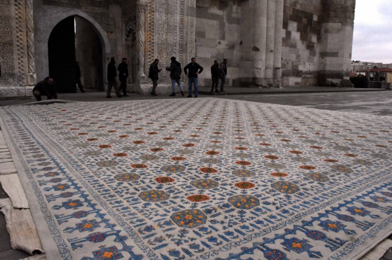 Selçuklu motifleriyle dokunan halı Birleşik Krallık'a gönderildi