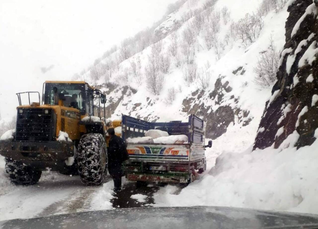 Siirt'te ekipler hasta yaşlı kadını hastaneye ulaştırmak için seferber oldu